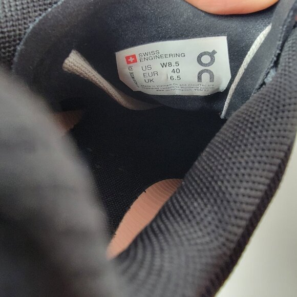 On Cloud Swiss Engineering Cloudflow Women's Gray & Black Running Shoes - Picture 7 of 10